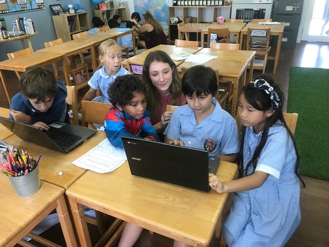 Samantha Vell ’16 with students at Berkeley International School.