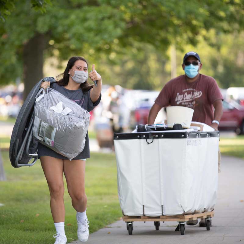 student-mask-parent-move-in Students Move In